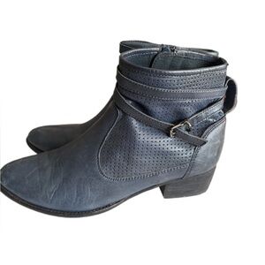 Seychelles Waypoint ankle boots in blue perforated leather 8